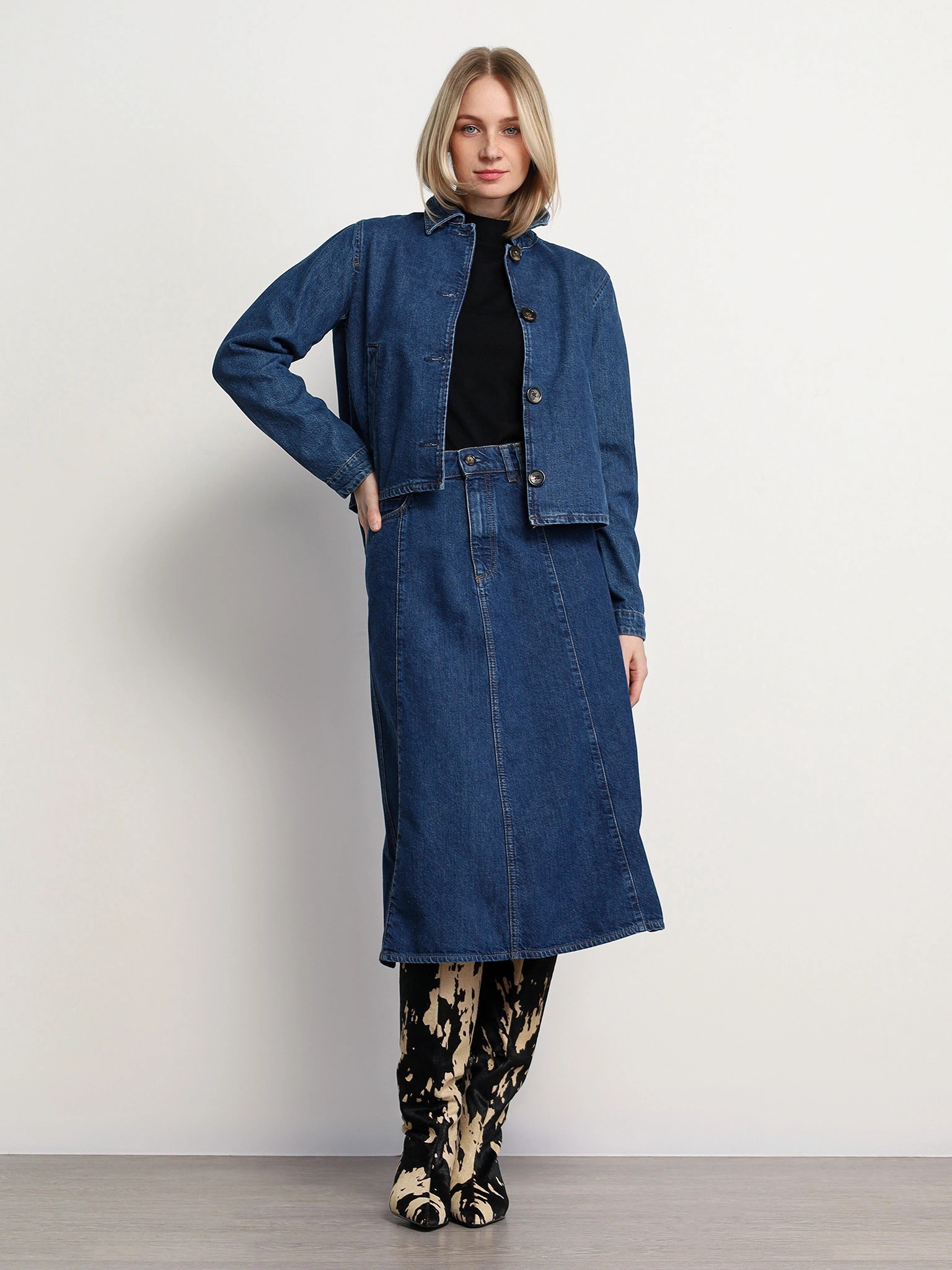 Куртка джинсовая укороченная темно-синего цвета